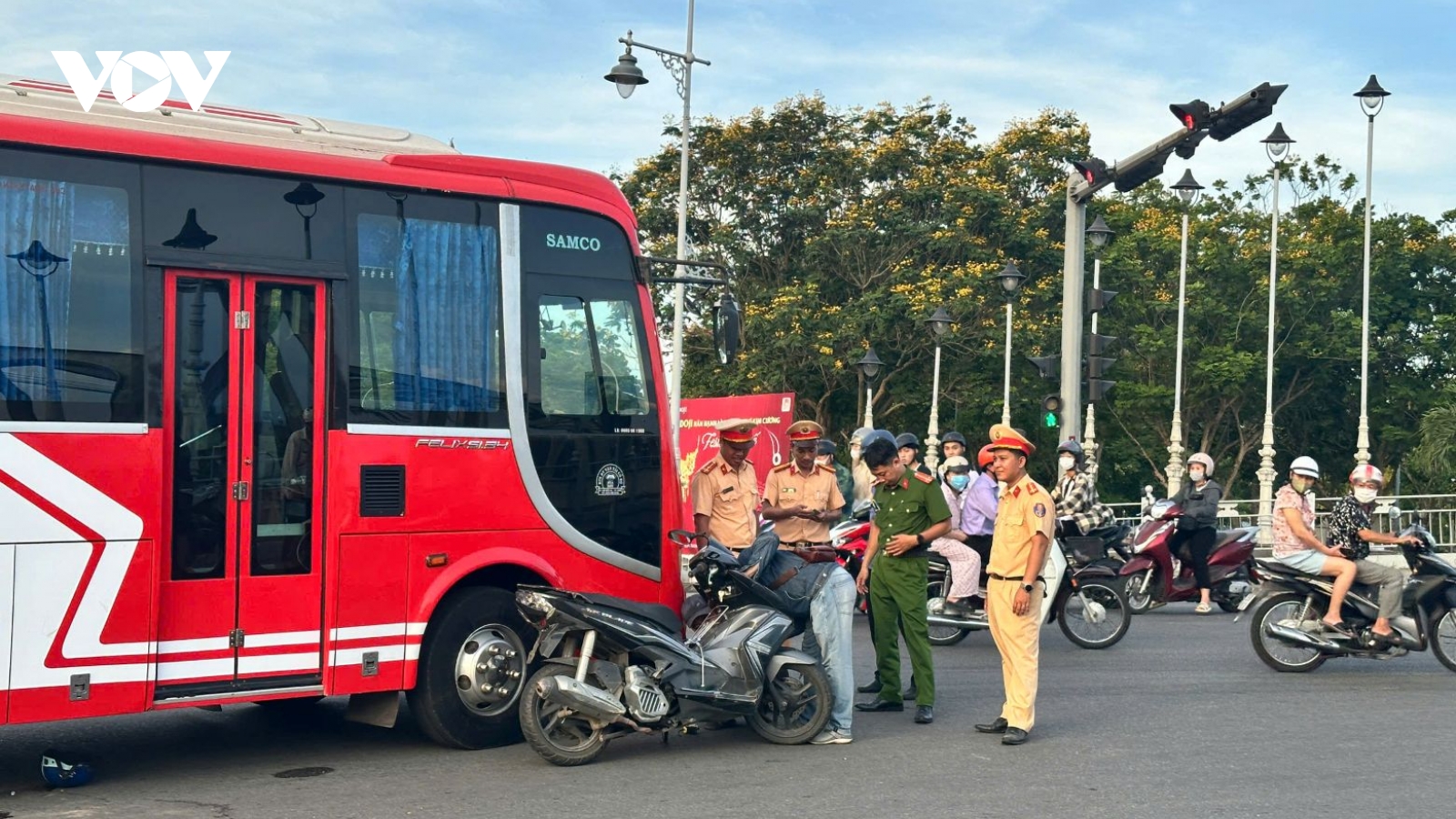 Va chạm giữa xe khách và xe máy, 2 người tử vong